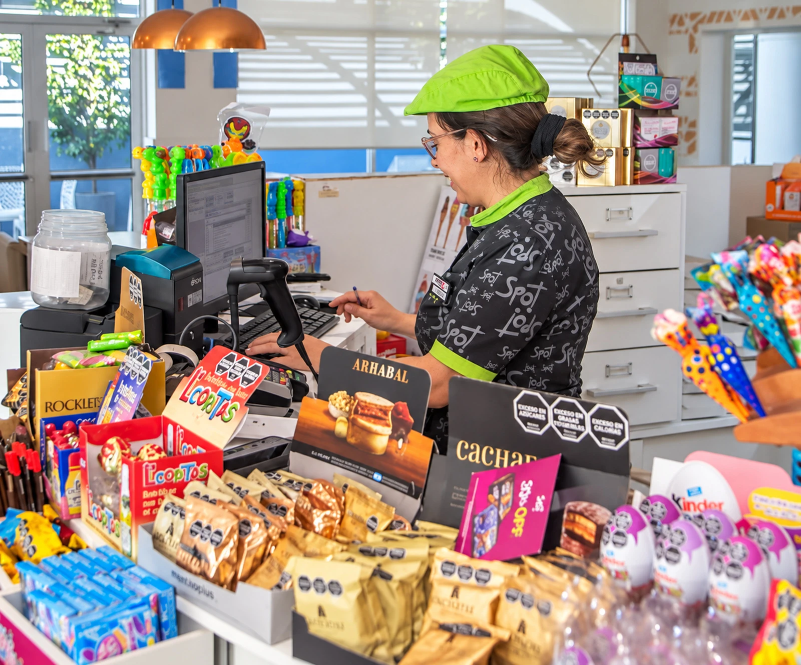 Atención en el shop Spot de Tasco