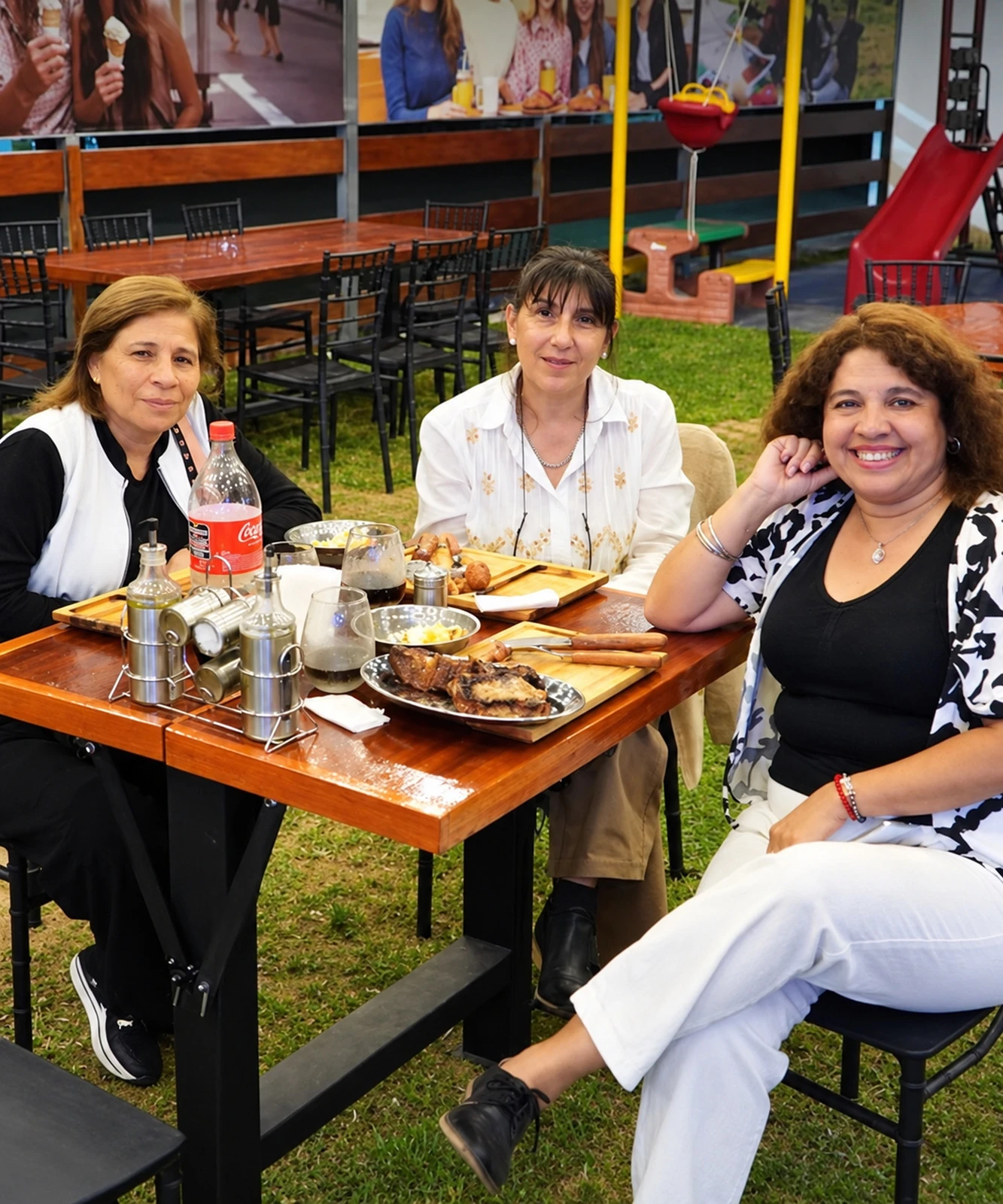 Clientes compartiendo una comida en La Estaca