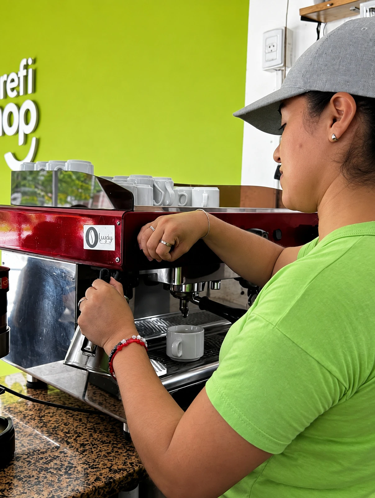 Una integrante del equipo preparando café en RefiShop Aguaray